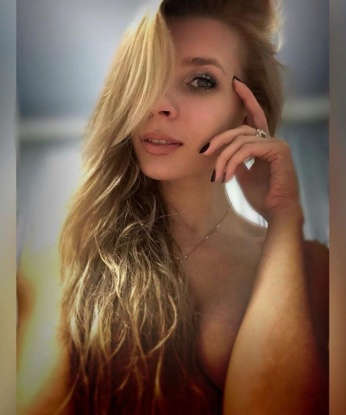 Страстная и развратная блондинка готова исполнить твои самые смелые желания. Со мной ты ощутишь всю сладость страсти и наслаждения. Жду звонка! 8547, 32 года